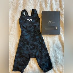 TYR Venzo Techsuit women’s size 22